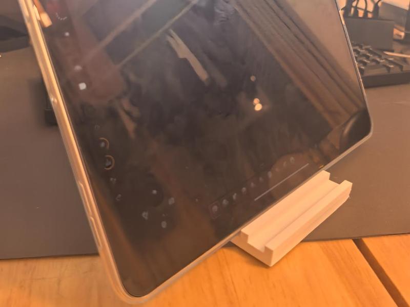 Simple iPad Pro stand (ugly, but stable) printable on a Mini