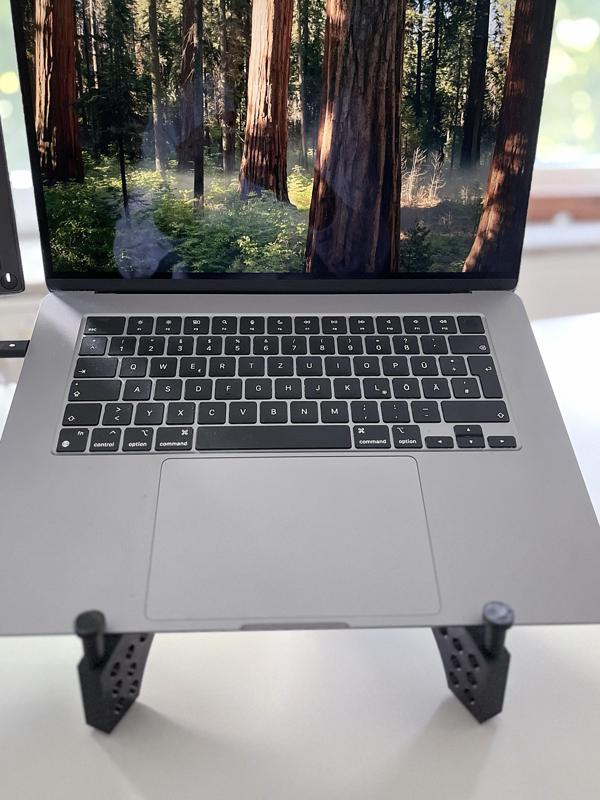 Just another foldable laptop stand / Noch ein faltbarer Laptopständer