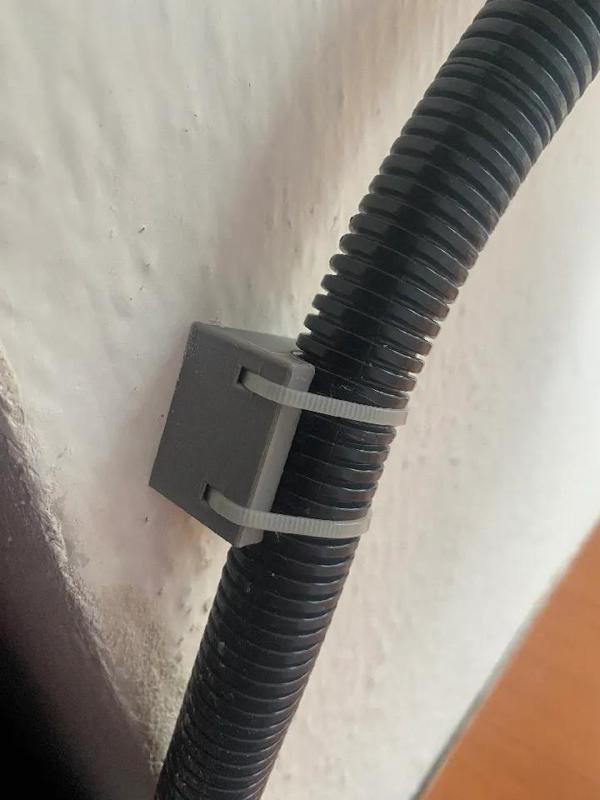 Držák chráničky kabelů - průměr 21mm   