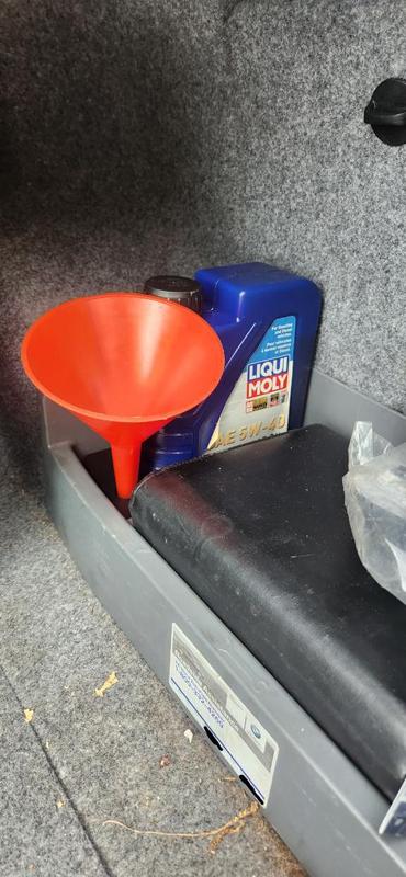 E90 Oil Bottle + Funnel Holder