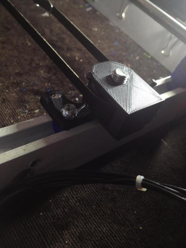 Horizontal pulley tensionner