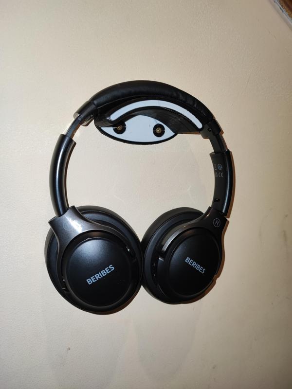 Small wall bracket for headphones