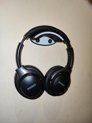 Small wall bracket for headphones