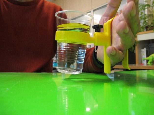 Drink holder / Pinza palmar con soporte para vaso