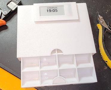Pill box with opening time detection