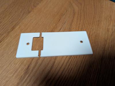 Cover plate - for covering belt winders without removing the belt