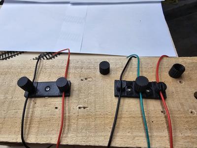 Electric Wire Mount for Miniature Railway / Fixation de Câble électrique pour réseau de train miniature