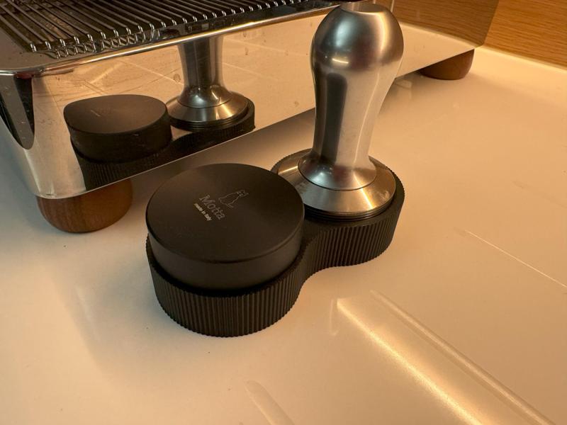 Tamper station with leveller