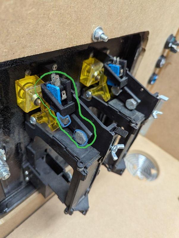 Microswitch mounting clip for coin ejector | Mikroschalter-Halterung für den Münzrückgabeknopf einer Münztüre - Virtual Pinball | Arcade