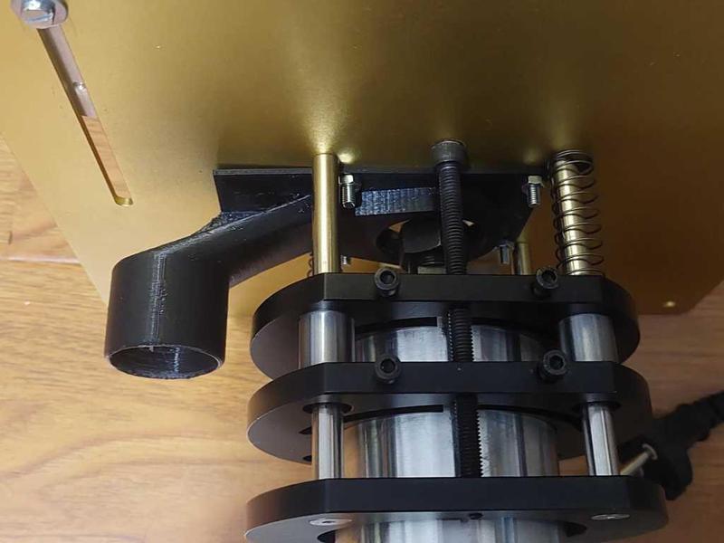 Dust extractor for lifting router table