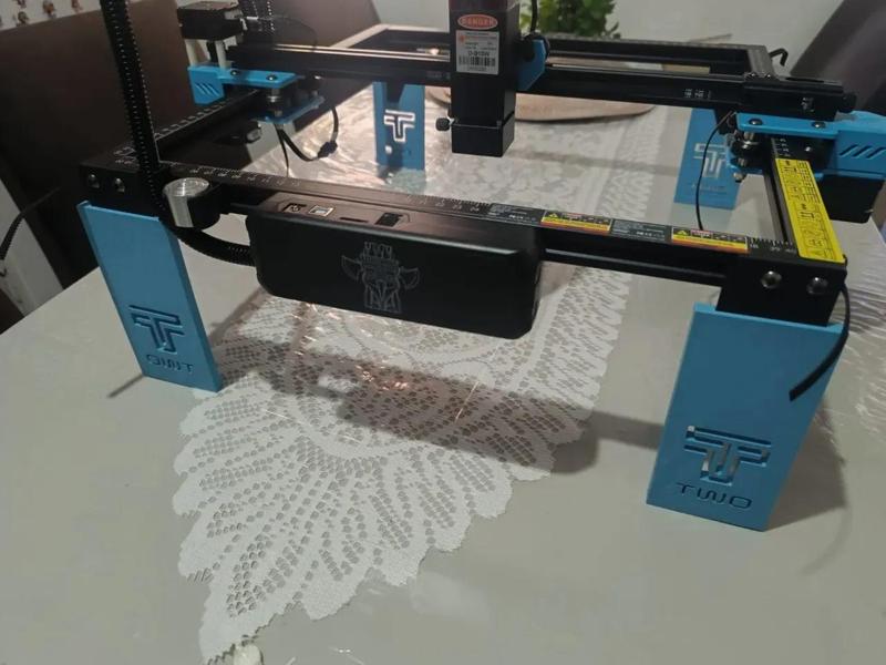 Pernas 150 mm mais longas para o laser de diodo Two Trees TTS-55, facilitando a gravação..=   