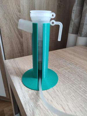 Ständer für Pari Junior Boy S Inhalationsgerät und Tülle für Anschluss an eine Kleintier Transportbox   