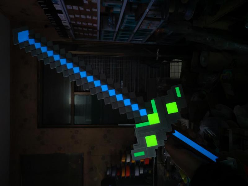 Minecraft The Movie, Glow-in-the-dark Greatsword