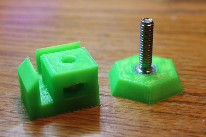 Leveling feet for Replicator clones