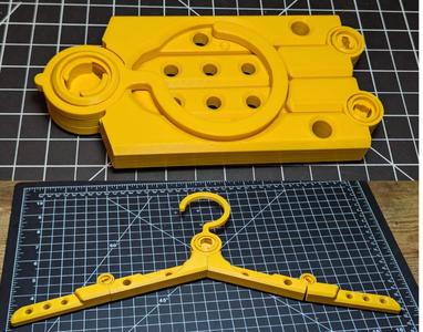 Travel clothes hanger