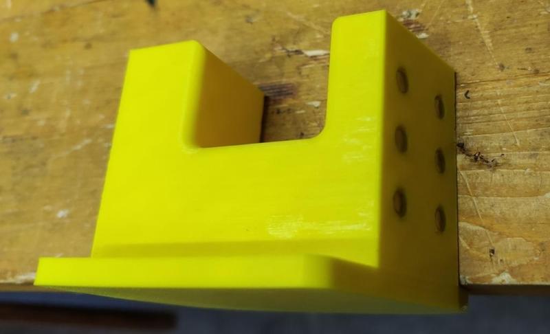 Saw guide for 90° and 14° (e.g. for dovetails) with magnets