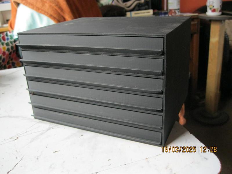 Pen Chest / storage / holder