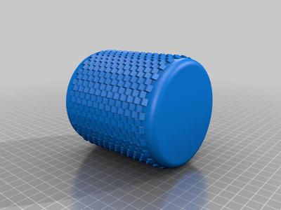 Round pen cup with flattened triangular prisms