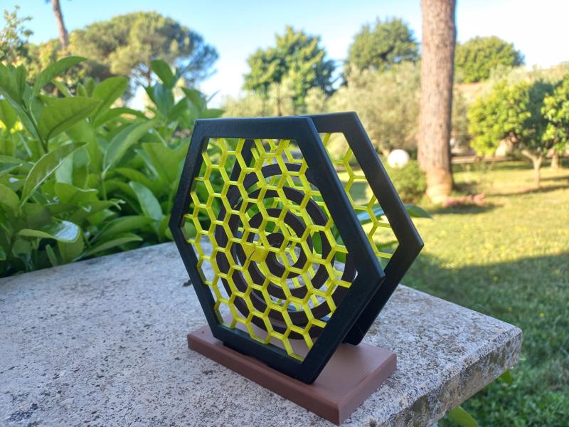 Hex pattern mosquito coil holder