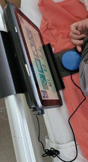 Support pour tablette de communication au lit pour une personne en situation de handicap