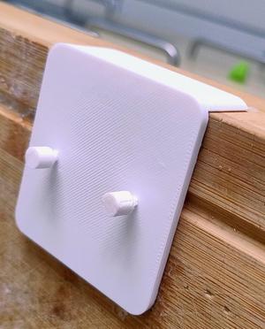 Wall holder for an Nevadent irrigator. Uchwyt ścienny na irygator Nevadent.