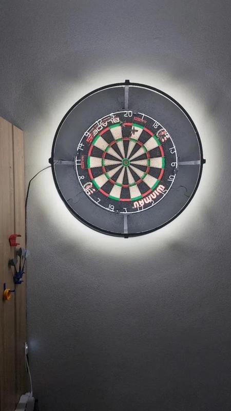 Circular dartboard lighting/Kruhová konstrukce pro osvětlení terče k šipkám   