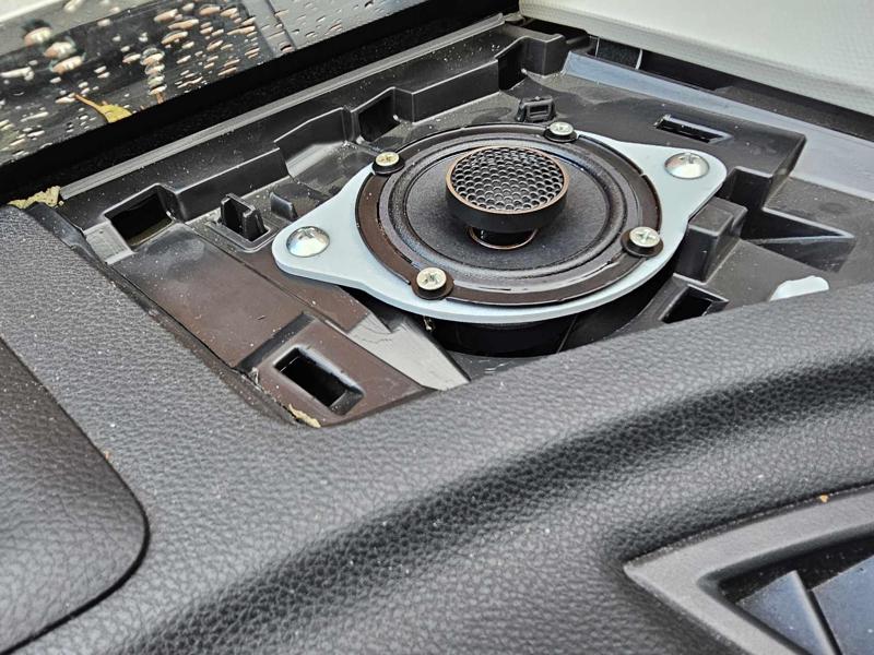 Subaru Forester SK Tweeter Bracket Dash (Midrange)