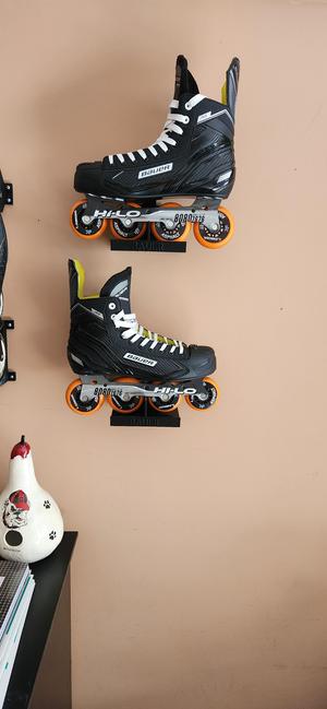 Roller hockey skate holder