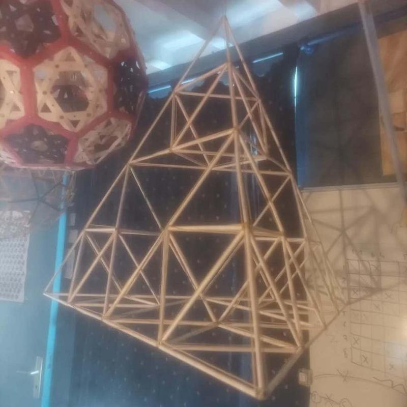 Pyramide de Sierpinski en paille