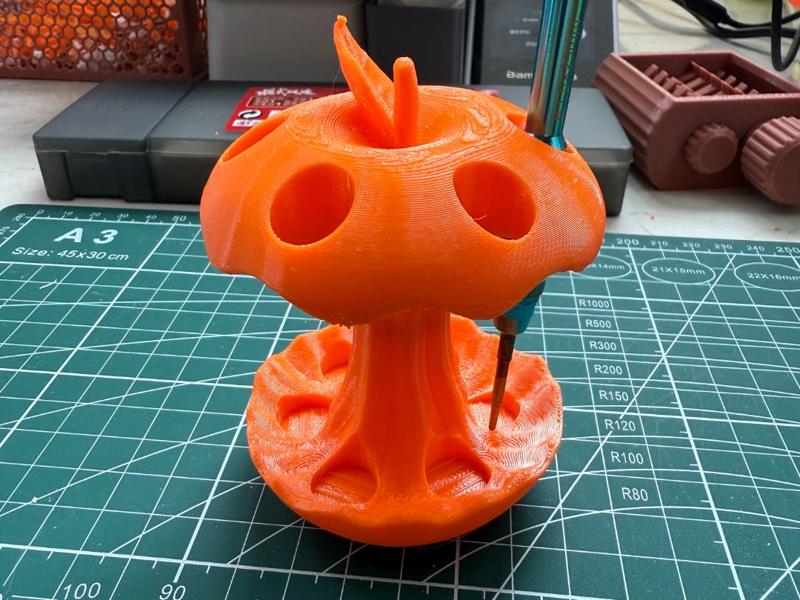 Apple Pencil Holder, requiring merely 45 grams of material, with a height of 9 centimeters, and designed for multi-part printing