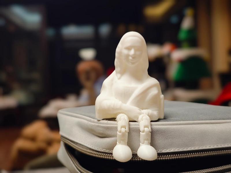 Mona Lisa with articulated feet