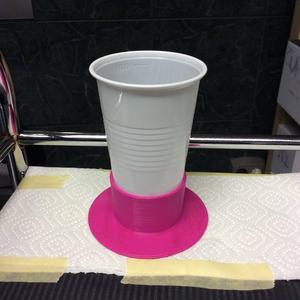 A super high-tech anti-tilt device for plastic cups