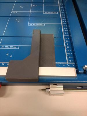 Stop for cutting small strips on a Dahle lever cutting machine - Anschlag um kleine Streifen auf Dahle Hebel-Schneidemaschine zu schneiden