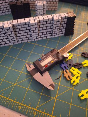 cut_stone#foundation.big.pilaster.openlock+side,pegs