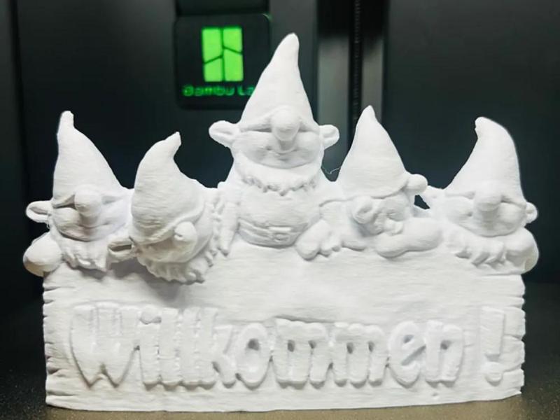 Willkommen Zwerge auf Baumstamm