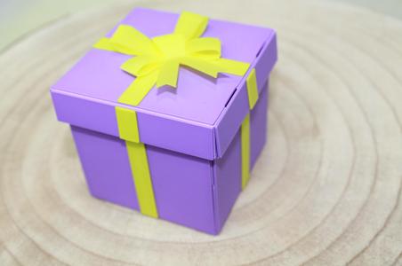 Foldable gift box