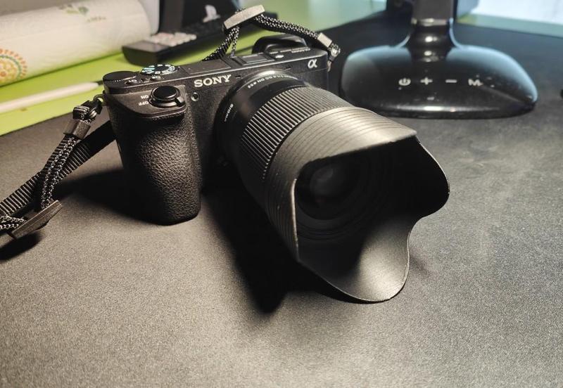 Reversible lens hood for Sigma 30mm f/1.4 DC DN