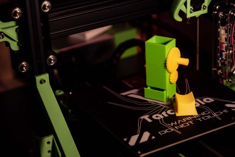 Grinder with cover / pushing tool - without screews