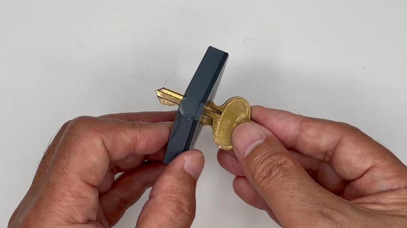Coin Magic Prop - Key through Coin: US quarter