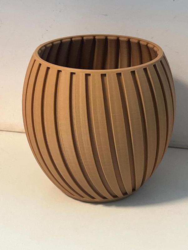 Spiral vase / pen holder