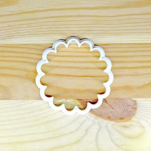 Round Cloudy Frame Spider Web Cookie Cutter