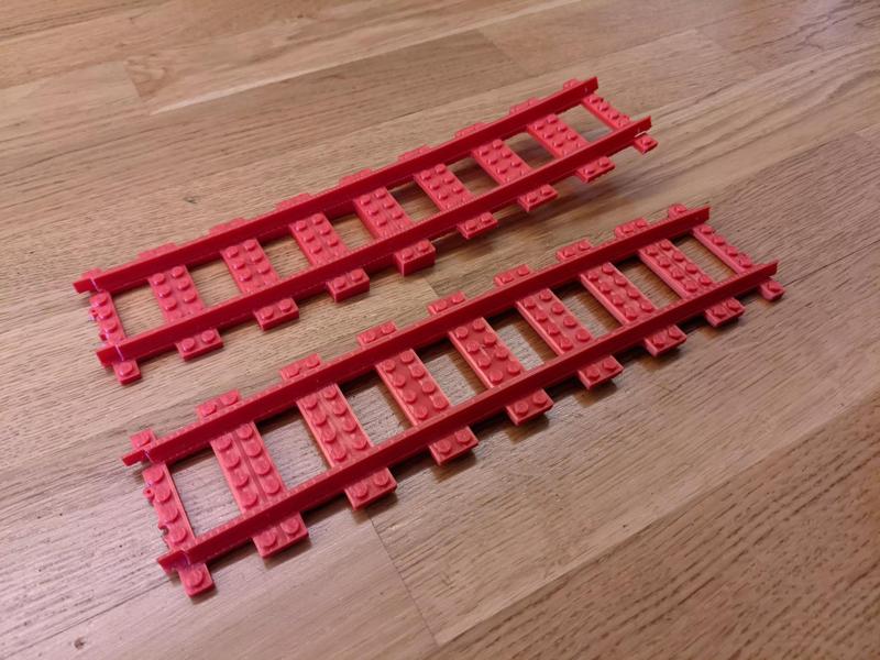 LEGO compatible bridge or slope train track elements