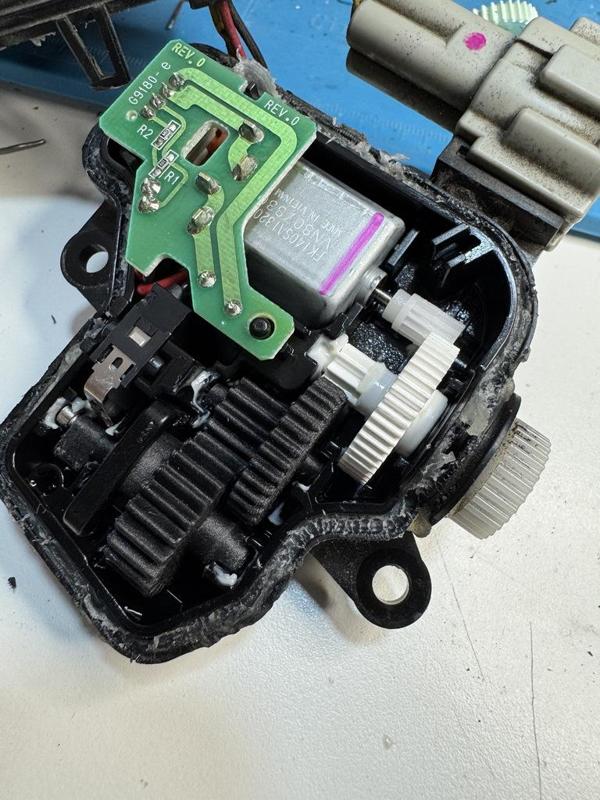 Nissan Leaf ZE1 charge port gears