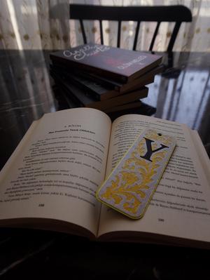 Elegant Monogram Bookmark – Letter U