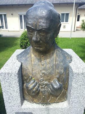 Cardinal König Statue