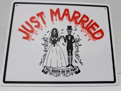 Skeleton Just Married Sign