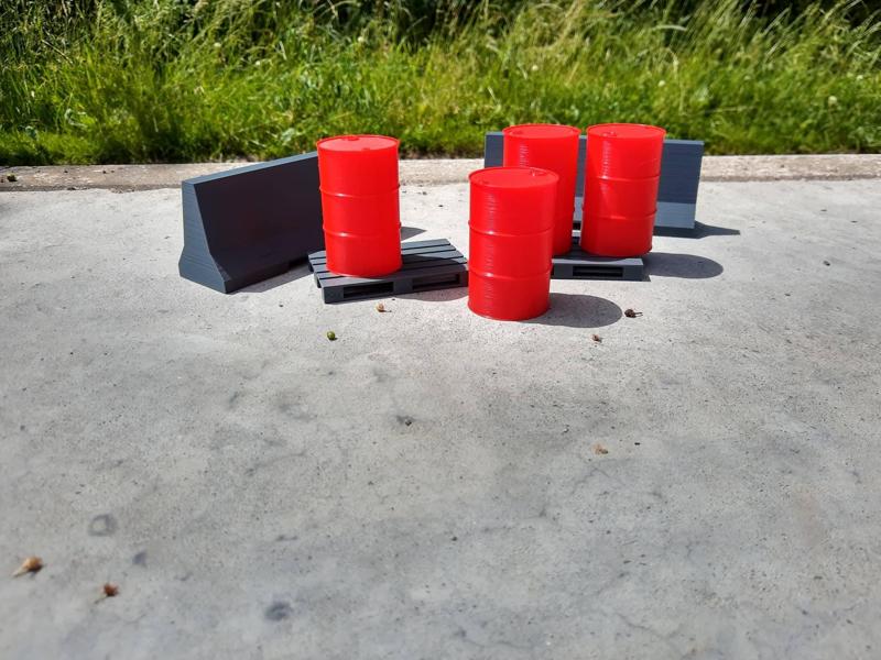 Oil drums, Pallets and road blocks 1/14 scale
