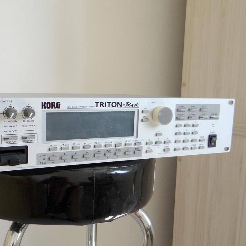 Korg Triton Rack encoder knob ( part 620039600 )