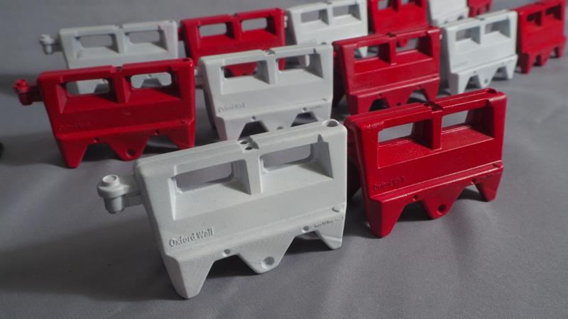 1/14 Scale "Oxford Wall" Road Barrier Watergevuld