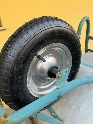 Robust axle sleeve - suitable for narrow wheelbarrow tires